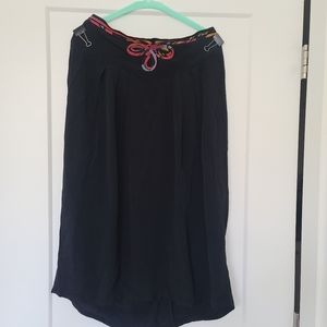 Vintage 90s skirt with color detail around waist.
